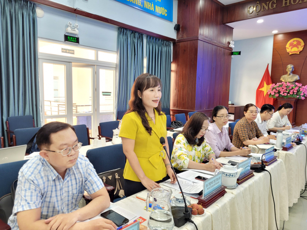 Bà Trịnh Thị Thanh (đứng) - Phó chủ tịch Hội LHPN TPHCM - nói: “Các cấp chính quyền cần chủ động kiến nghị  giải pháp từ những khó khăn thực tế của doanh nghiệp, thay vì chỉ phản ánh” - ẢNH: THU LÊ