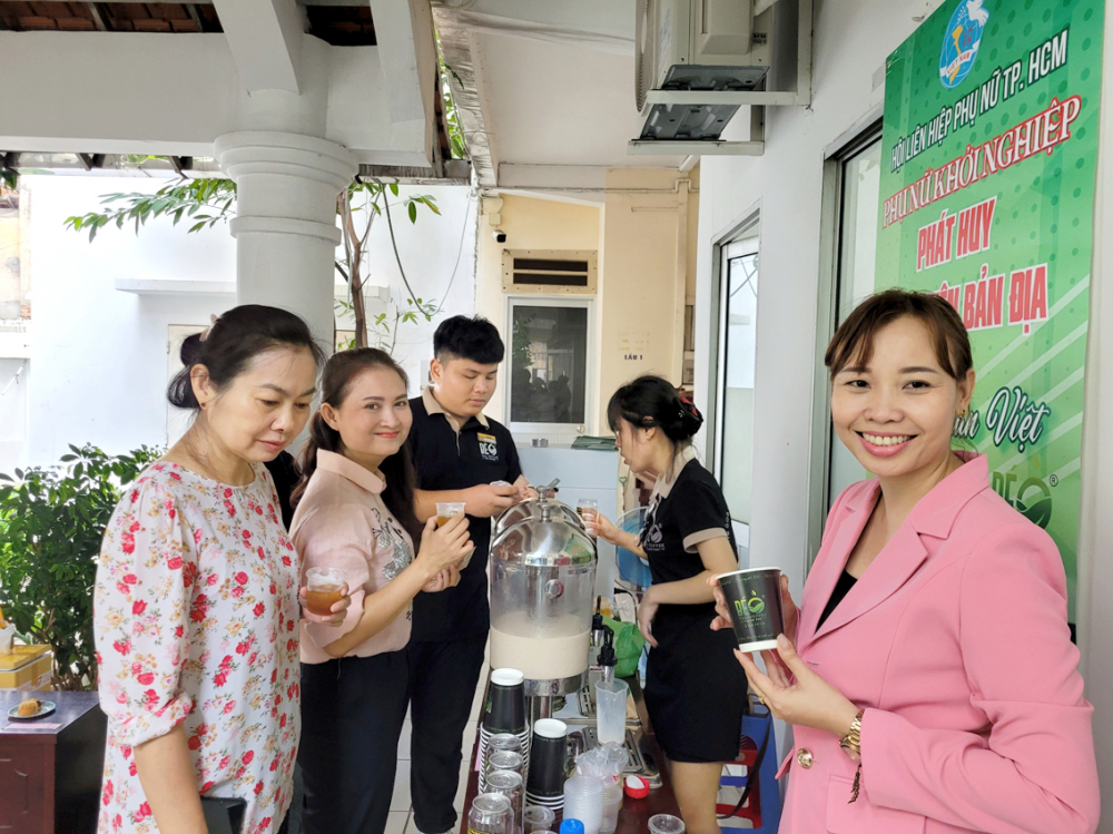 Các đại biểu thử sản phẩm Trà sữa Béo - một sản phẩm khởi nghiệp của chị Phạm Thị Thùy Trang - ẢNH: THU LÊ