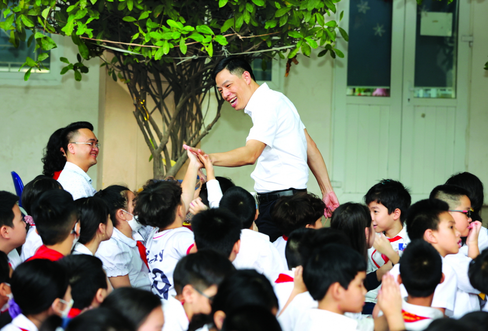 Nhà thơ Phạm Anh Xuân trong những buổi nói chuyện với trẻ em về thơ văn tại các trường tiểu học ở Hà Nội