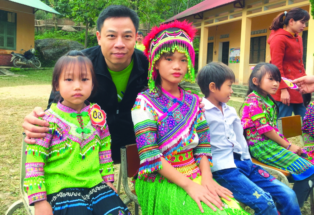 Phạm Anh Xuân trong những lần trao quỹ Học bổng Gạo cho trẻ em vùng cao