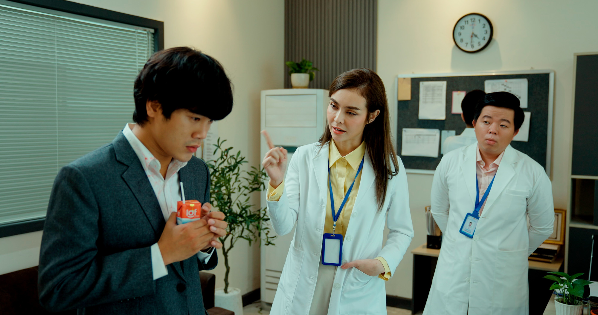 Diễn xuất của Trần Phong (trái) chưa cho thấy khía cạnh thiên tài y học của nhân vật