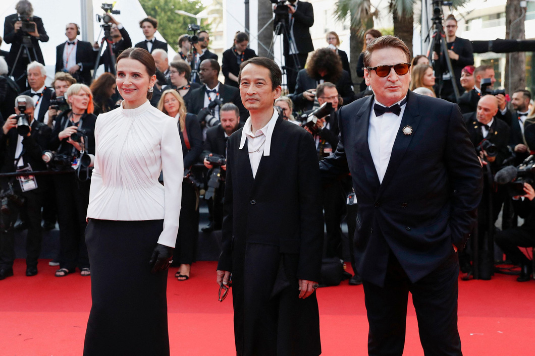 Đạo diễn Trần Anh Hùng cùng 2 diễn viên chính Juliette Binoche, Benoit Magimel và các thành viên thuộc ê-kíp xuất hiện trang trọng trên thảm đỏ, thu hút truyền thông chú ý.