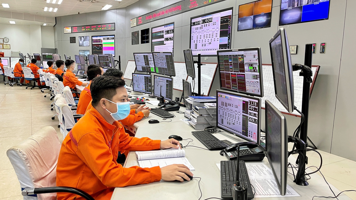 Các kỹ sư Công ty Điện lực Duyên Hải - Trà Vinh đang vận hành hệ thống điện - ẢNH: H.LỢI