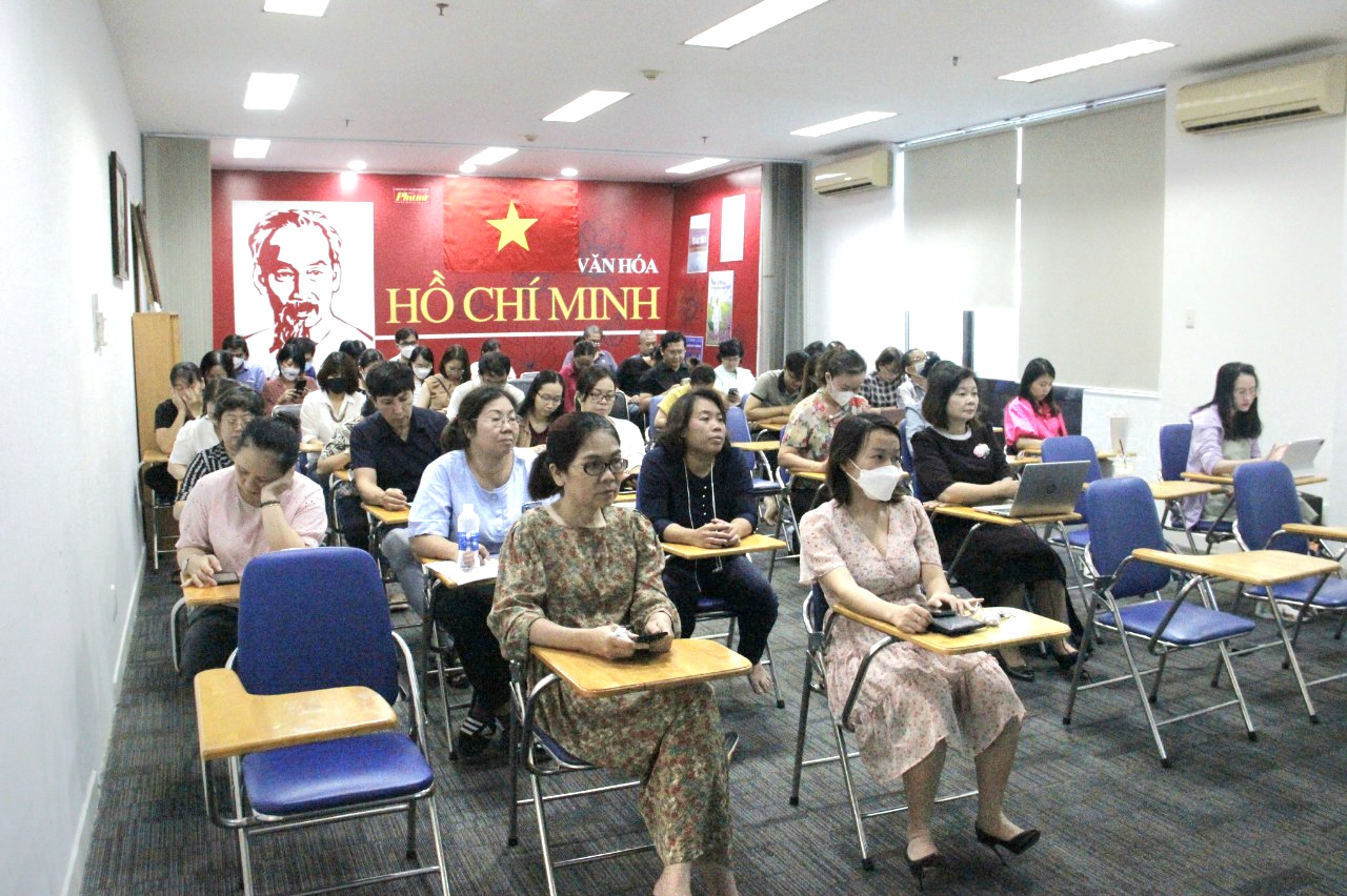 Tại Tòa soạn Báo Phụ nữ TPHCM, gần 100 cán bộ, phóng viên, nhân viên của Báo đã nghe báo cáo trực tuyến chuyên đề “Học tập và làm theo tư tưởng, đạo đức, phong cách Hồ Chí Minh về phát huy giá trị văn hóa, con người Việt Nam tại TPHCM