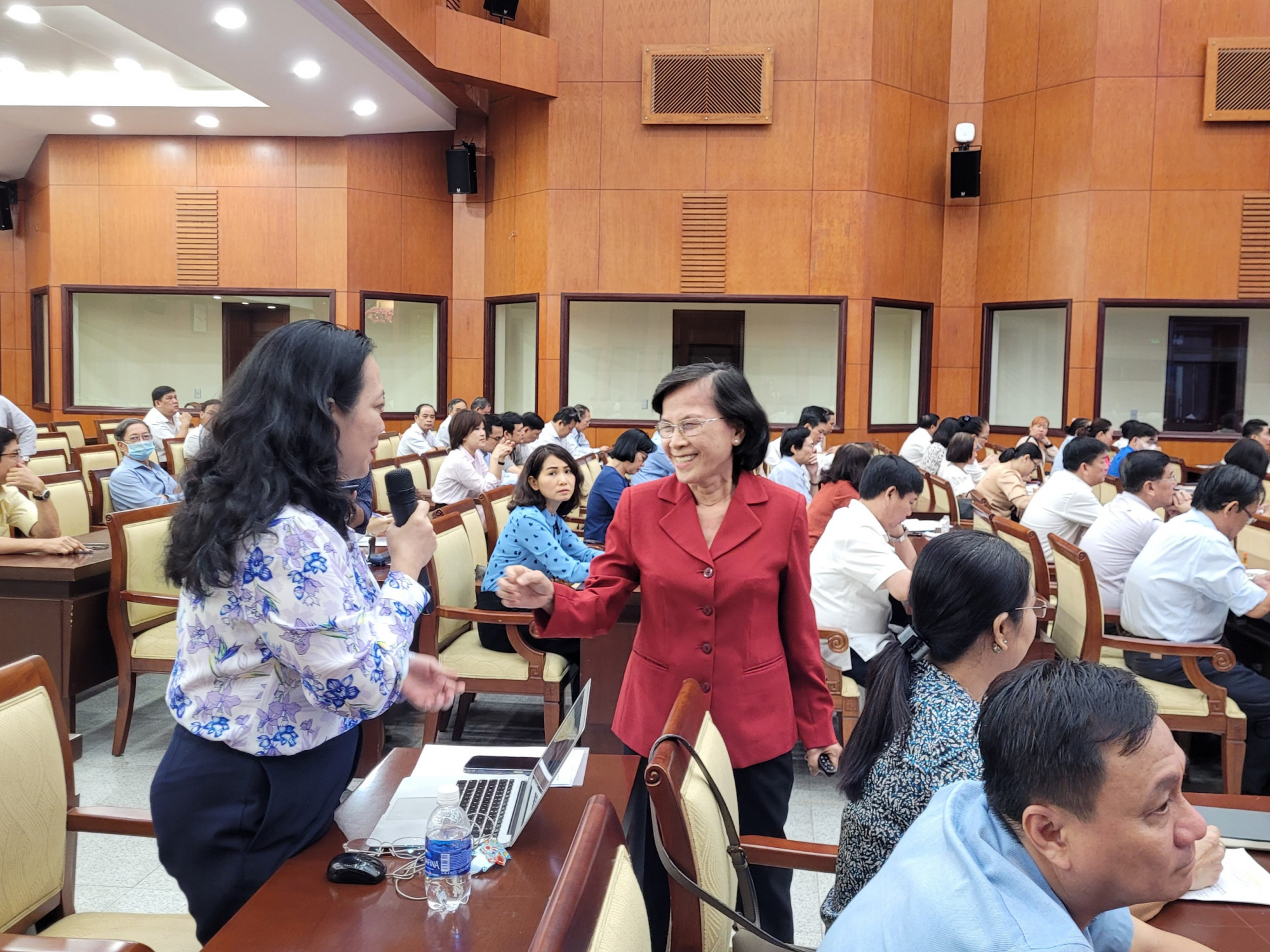 Bà Phạm Phương Thảo - nguyên Chủ tịch HĐND TPHCM - trò chuyện, tương tác với các cán bộ thành phố tại hội nghị chuyên đề