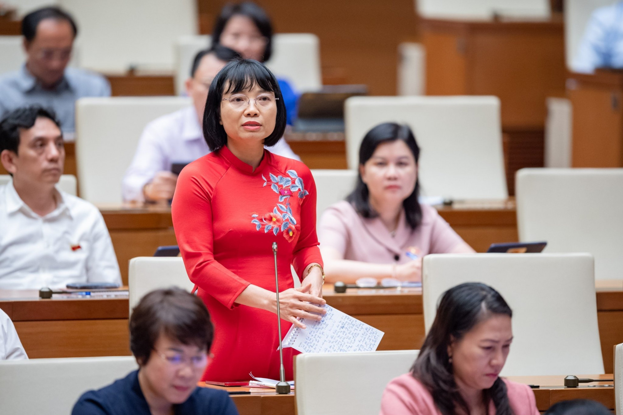 ĐBQH Nguyễn Thị Việt Nga nêu tình trạng thiếu giáo viên vẫn còn tồn tại trong khi đã có chính sách của Nhà nước