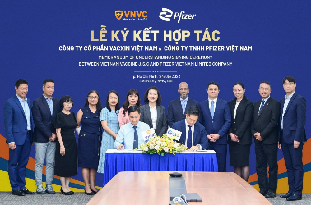 Ban lãnh đạo Pfizer Việt Nam và Công ty cổ phần Vacxin Việt Nam tại buổi ký kết thỏa thuận hợp tác - Ảnh: Pfizer