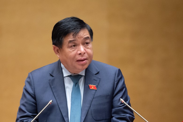 Bộ trưởng Bộ Kế hoạch và Đầu tư Nguyễn Chí Dũng trình bày Tờ trình của Chính phủ về Nghị quyết