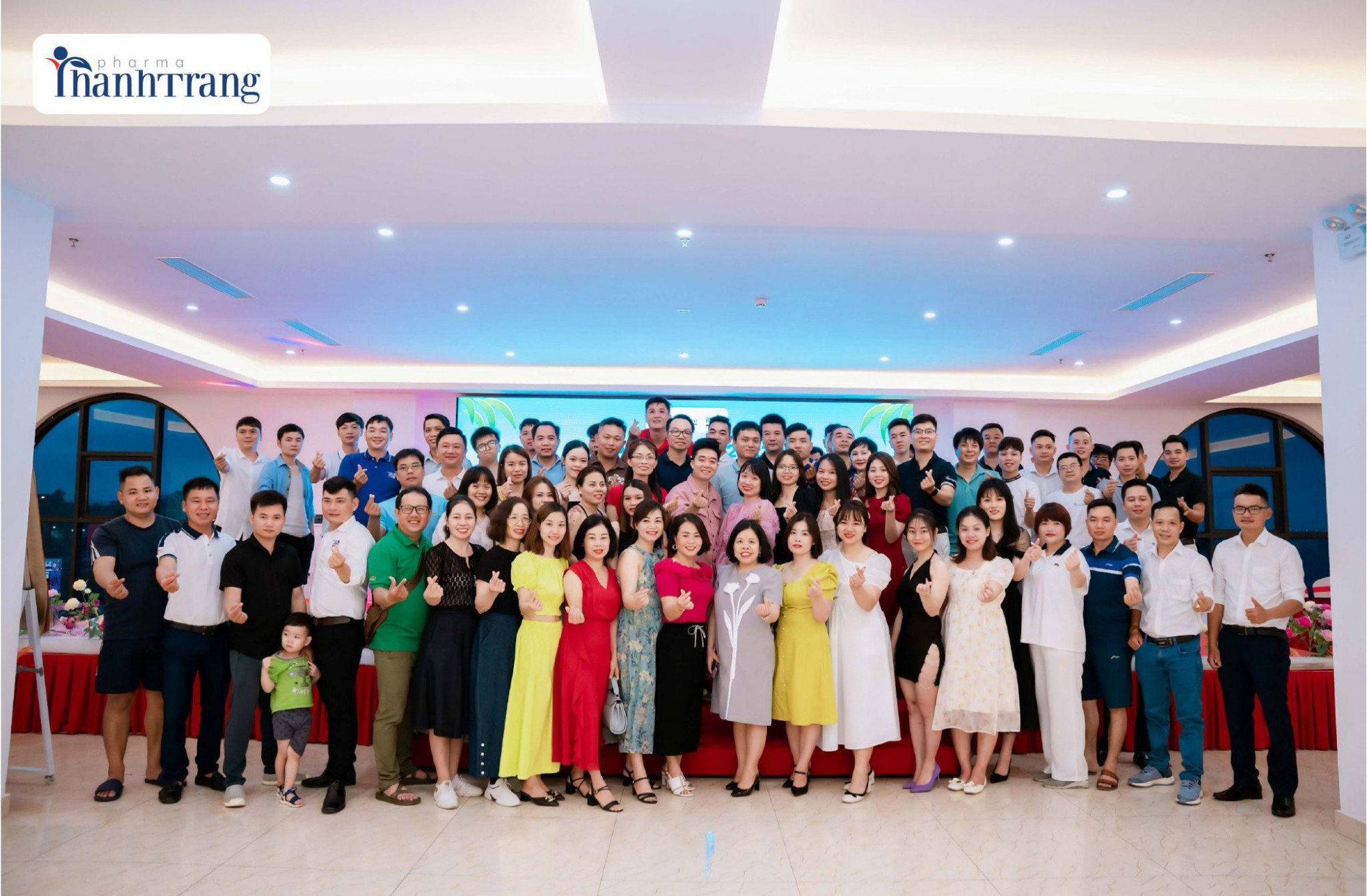 Hình ảnh chụp tập thể Công ty Thanh Trang tại đêm gala chúc mừng sinh nhật nhân viên - Ảnh: Dược mỹ phẩm Thanh Trang