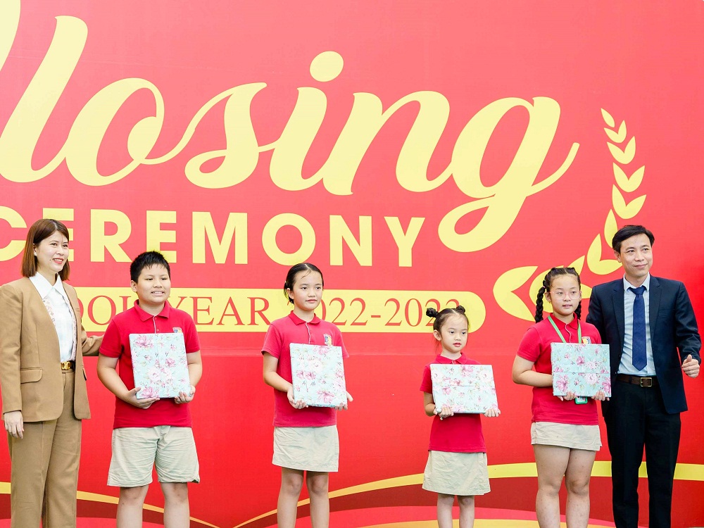 Giang Bảo Trang (học sinh thứ hai từ trái sang) cùng các bạn nhận thưởng cho học sinh đạt giải quốc gia - Ảnh: Royal School