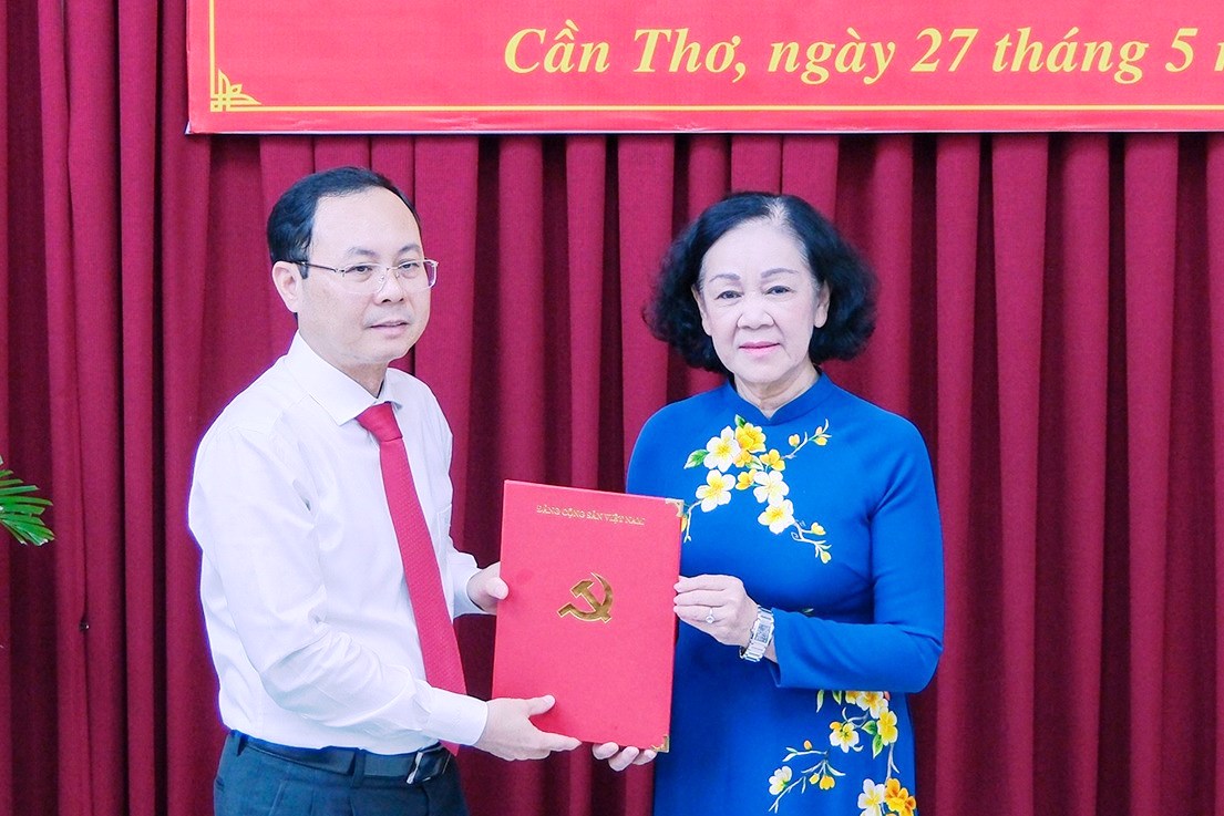 Thường trực Ban Bí thư - Trương Thị Mai trao quyết định điều động ông Nguyễn Văn Hiếu làm Bí thư Thành ủy Cần Thơ.