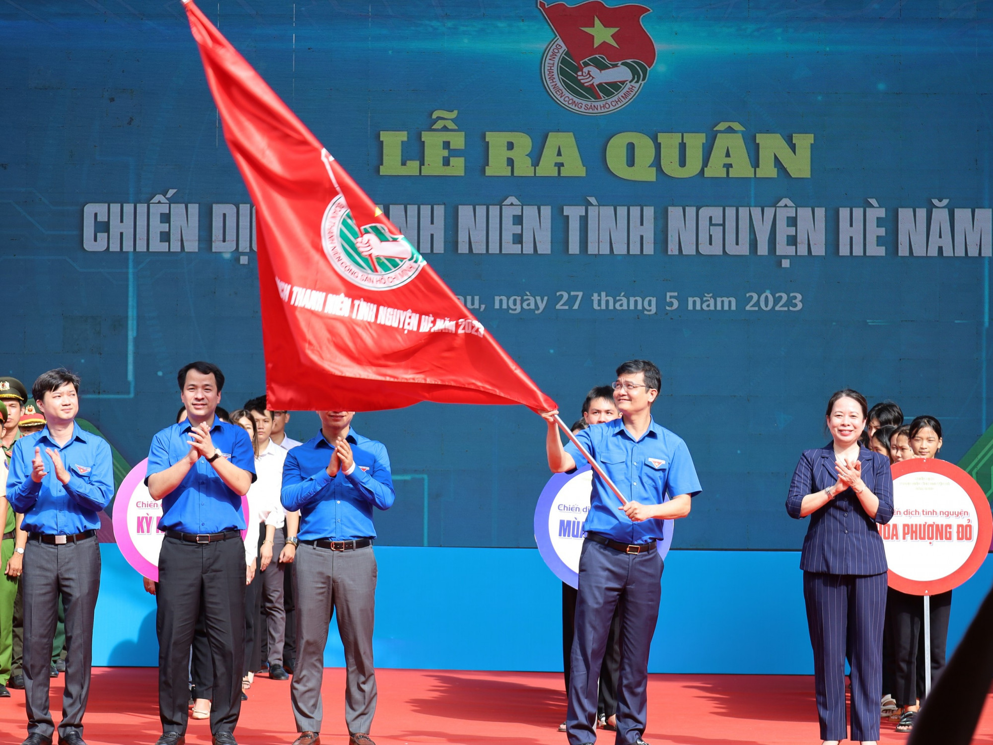 Phó chủ tịch nước Võ Thị Ánh Xuân trao cờ khởi động chiến dịch tháng niên tình nguyện hè. Ảnh: Trung Phạm 