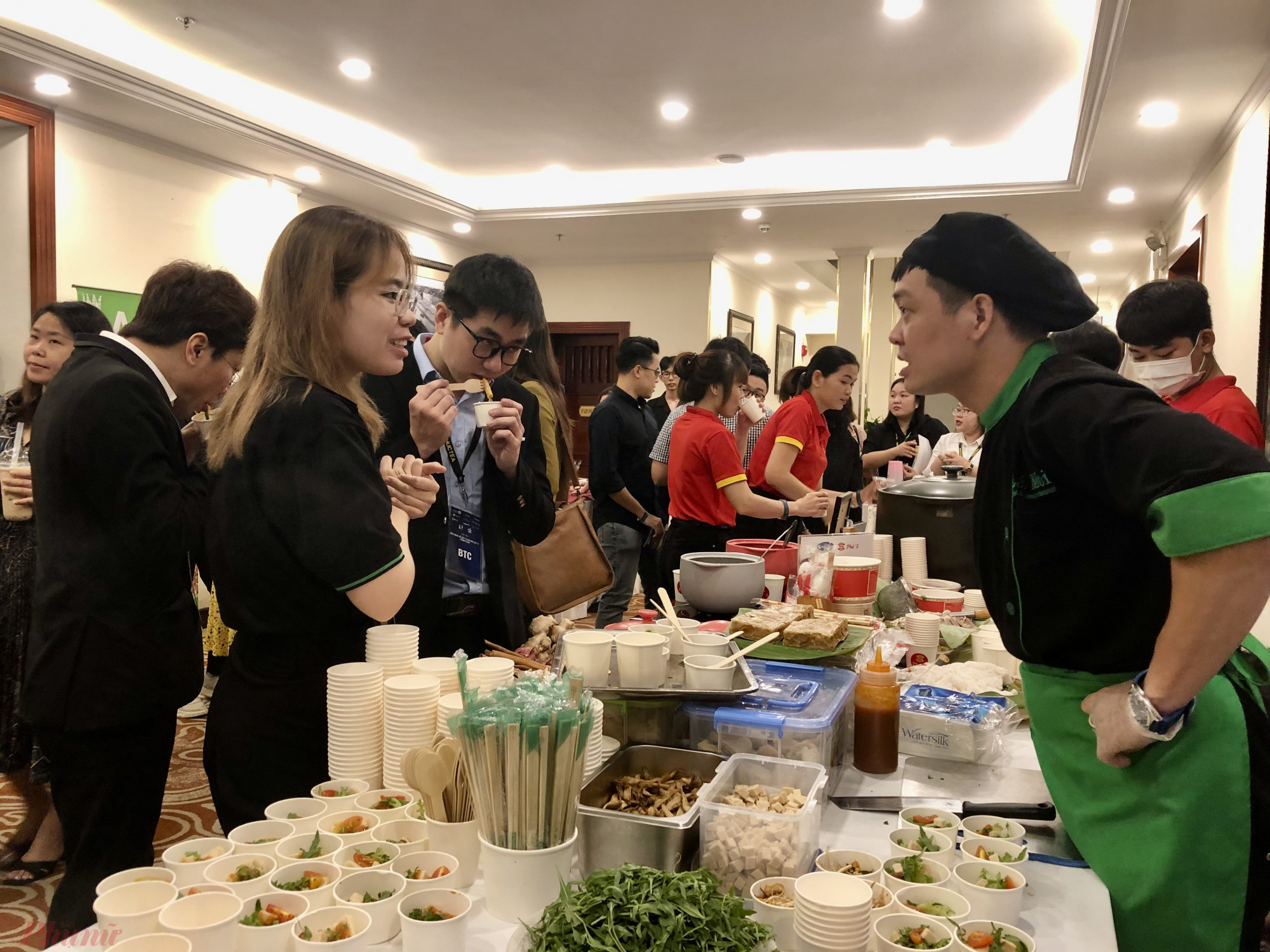 Khách tham dự đang trải nghiệm ẩm thực tại một trong số các thương hiệu đang nhượng quyền thành công tại Việt Nam. 
