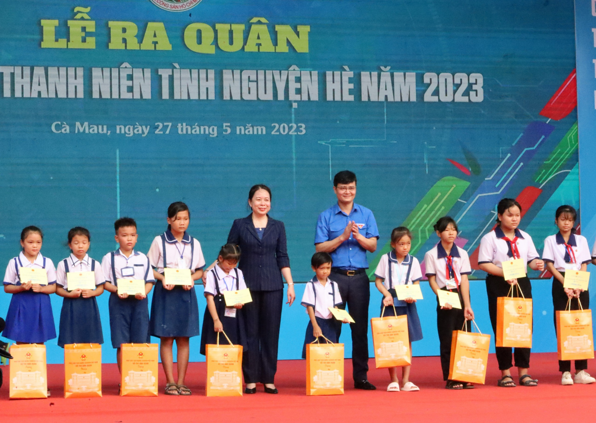 Phó chủ tịch nước Võ Thị Ánh Xuân trao học bổng tặng học sinh nghèo. Ảnh: Trung Phạm 