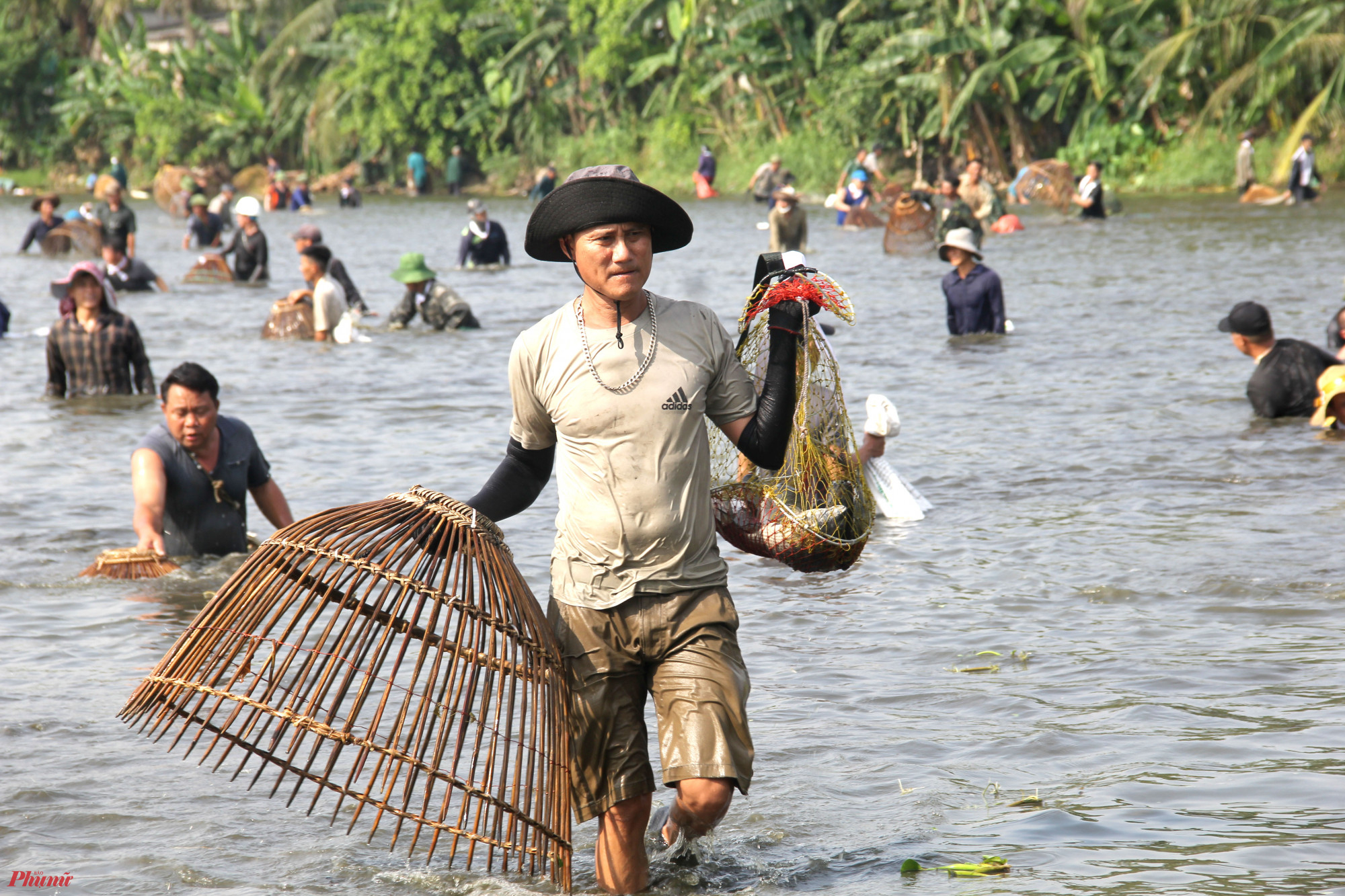 Sau khoảng 1 tiếng đồng hồ “vật lộn” dưới nước, nhiều người phải mang cá lên cho người thân trông coi hộ vì quá nặng, gây khó khăn trong việc đánh bắt cá.