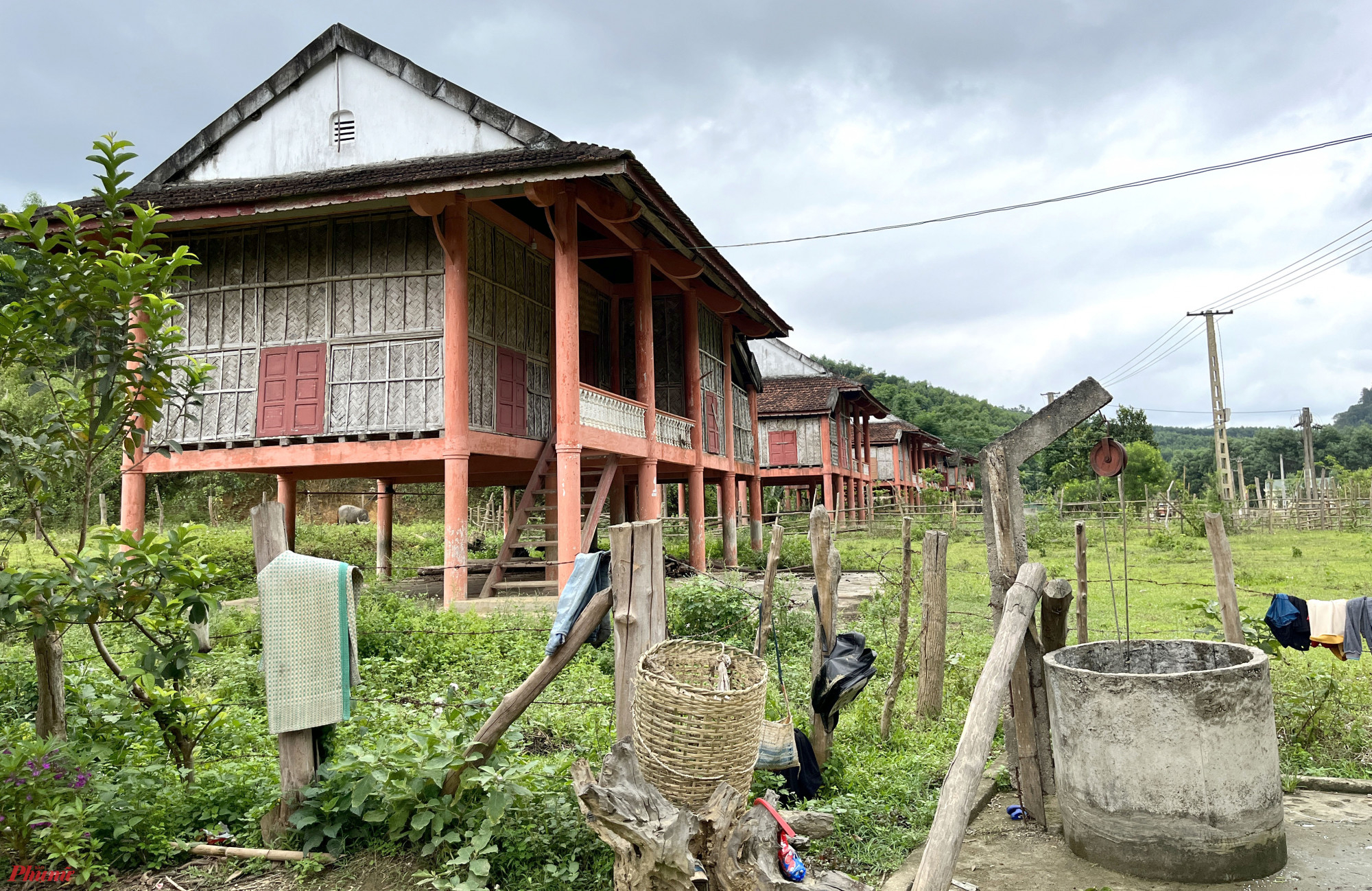 Ra khu tái định cư, người Đan Lai được ở trong những căn nhà sàn bằng bê tông kiên cố - Ảnh: Phan Ngọc