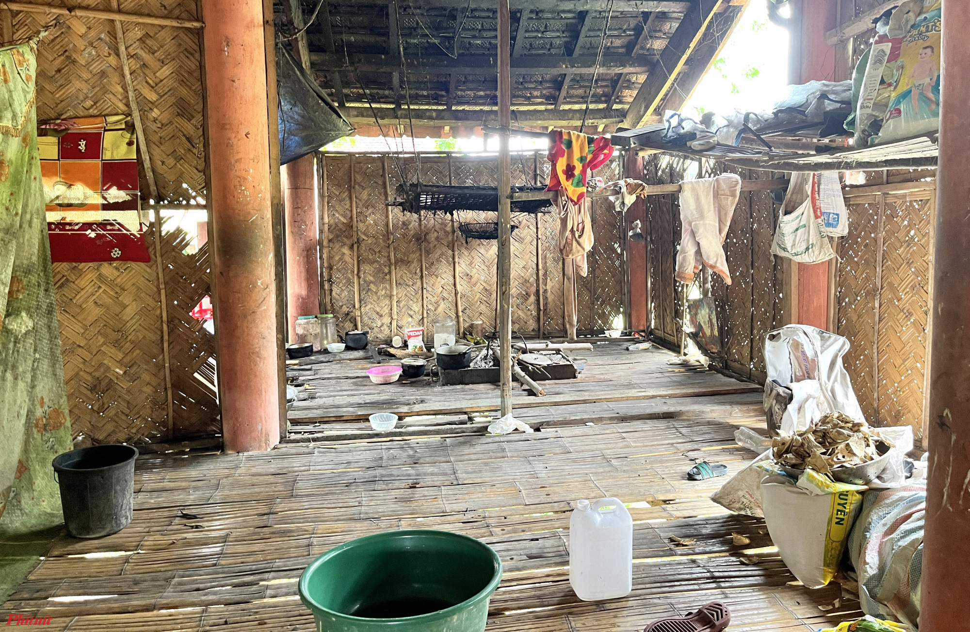 Ăn còn chưa no nên phần lớn những căn nhà sàn của người Đan Lai ở Bá Hạ chẳng có vật dụng gì quý giá bên trong - Ảnh: Phan Ngọc