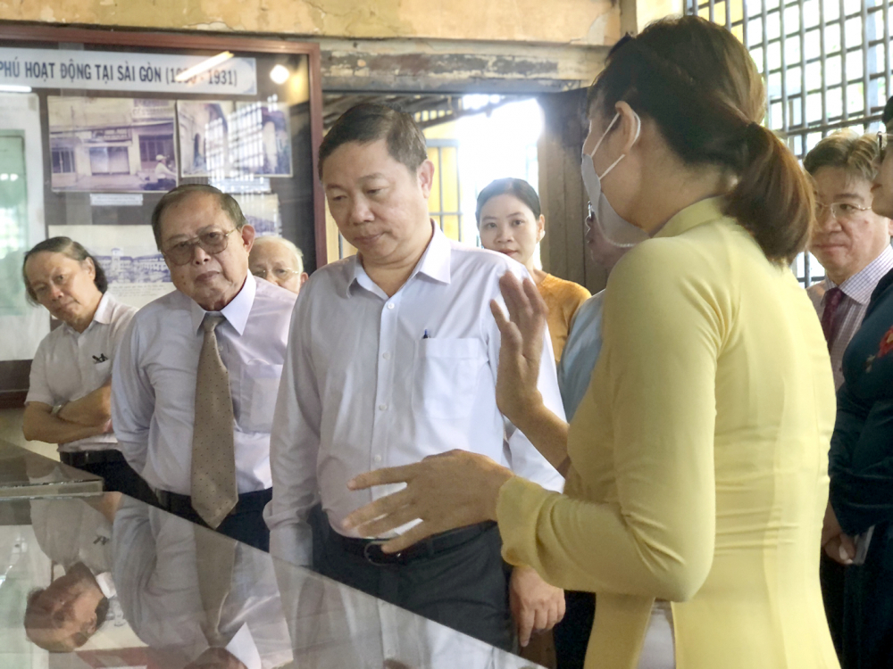 Phó chủ tịch UBND TPHCM Dương Anh Đức tham quan di tích lịch sử khu trại giam Bệnh viện Chợ Quán - ẢNH: THIÊN ÂN