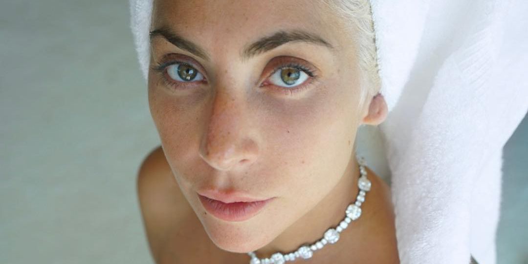 Rửa mặt với xà phòng: Xà phòng rửa mắt là bảo bối làm đẹp của Lady Gaga. Đây là chiêu làm đẹp cô học được từ mẹ và bà của mình. Cô ưu tiện chọn loại xà phòng bánh dịu nhẹ, giúp làm sạch sâu mà không gây khô da. Sau bước làm sạch, cô sử dụng toner, serum và kem dưỡng giàu collagen để kích thích quá trình tái tạo da.