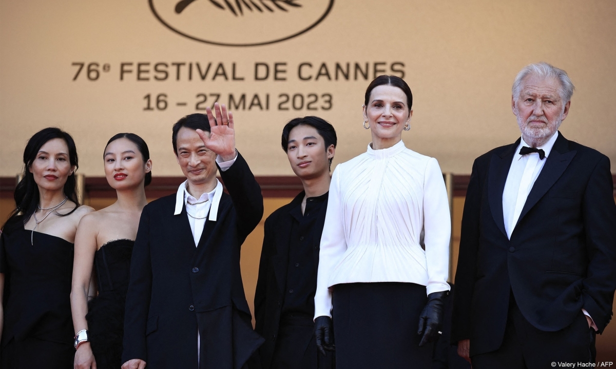 Gia đình đạo diễn Trần Anh Hùng cùng hai ngôi sao người Pháp Juliette Binoche - Benoît Magimel đưa tay vẫy chào phóng viên trên thảm đỏ Cannes