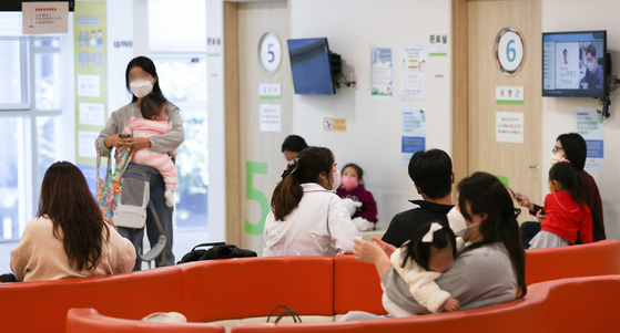 Khung cảnh chờ đợi diễn ra thường xuyên tại các phòng khám nha khoa tại Hàn Quốc.