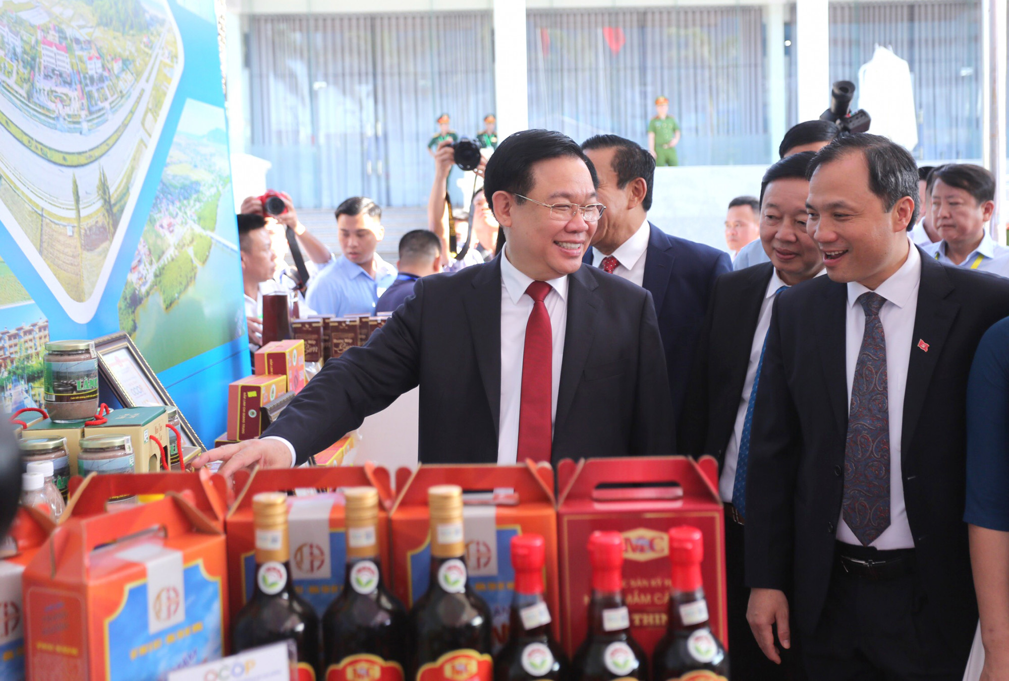Chủ tịch Quốc hội Vương Đình Huệ tham quan gian hàng trưng bày các đặc sản của Hà Tĩnh - Ảnh: Phan Ngọc