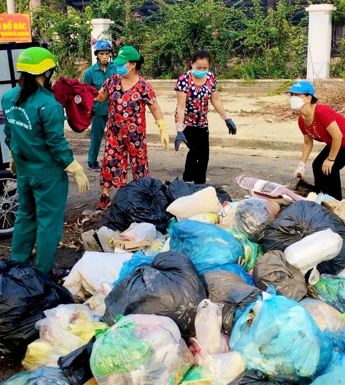 Lực lượng chức năng và người dân tham gia dọn dẹp các bãi rác tự phát ở làng đại học 