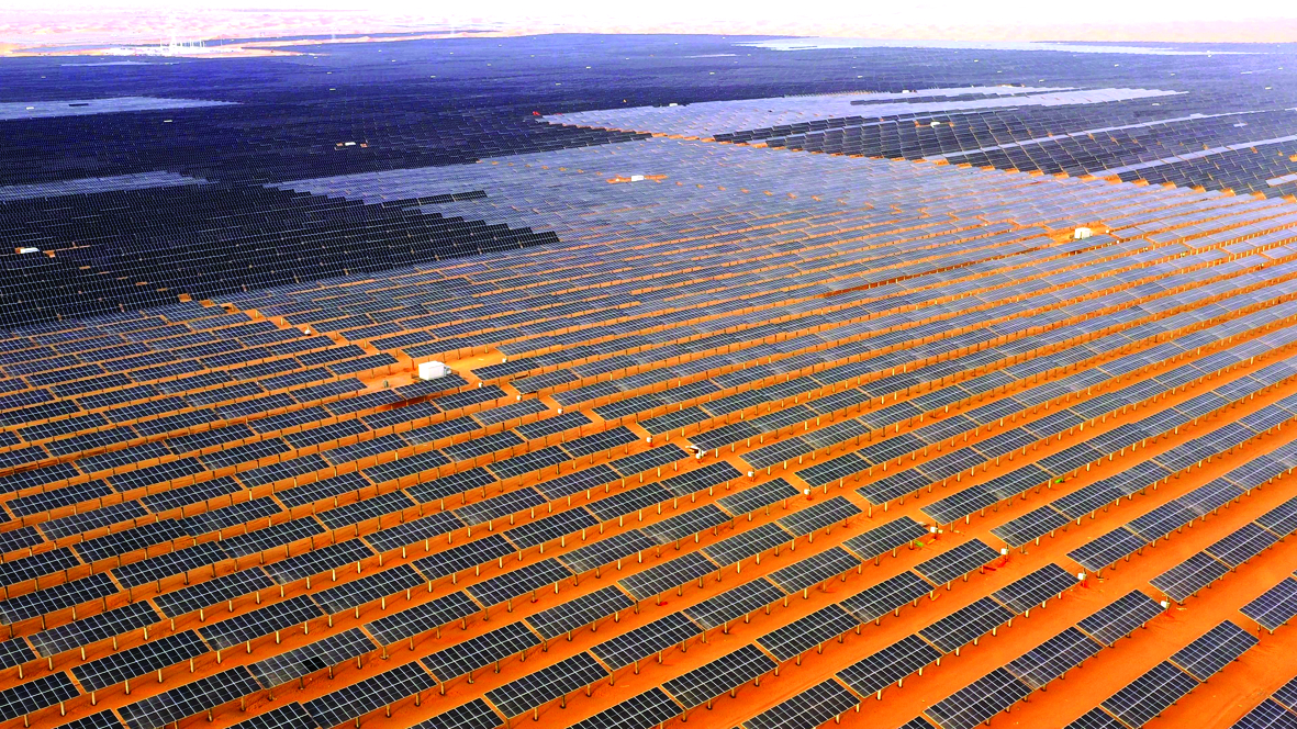 Dự án đầu tiên trong số nhiều dự án năng lượng mặt trời và gió đặt tại sa mạc Tengger thuộc khu tự trị Hồi Ninh Hạ dự kiến sẽ tạo ra 1,8 tỉ kilowatt giờ mỗi năm - ẢNH: CHINA NEWS SERVICE