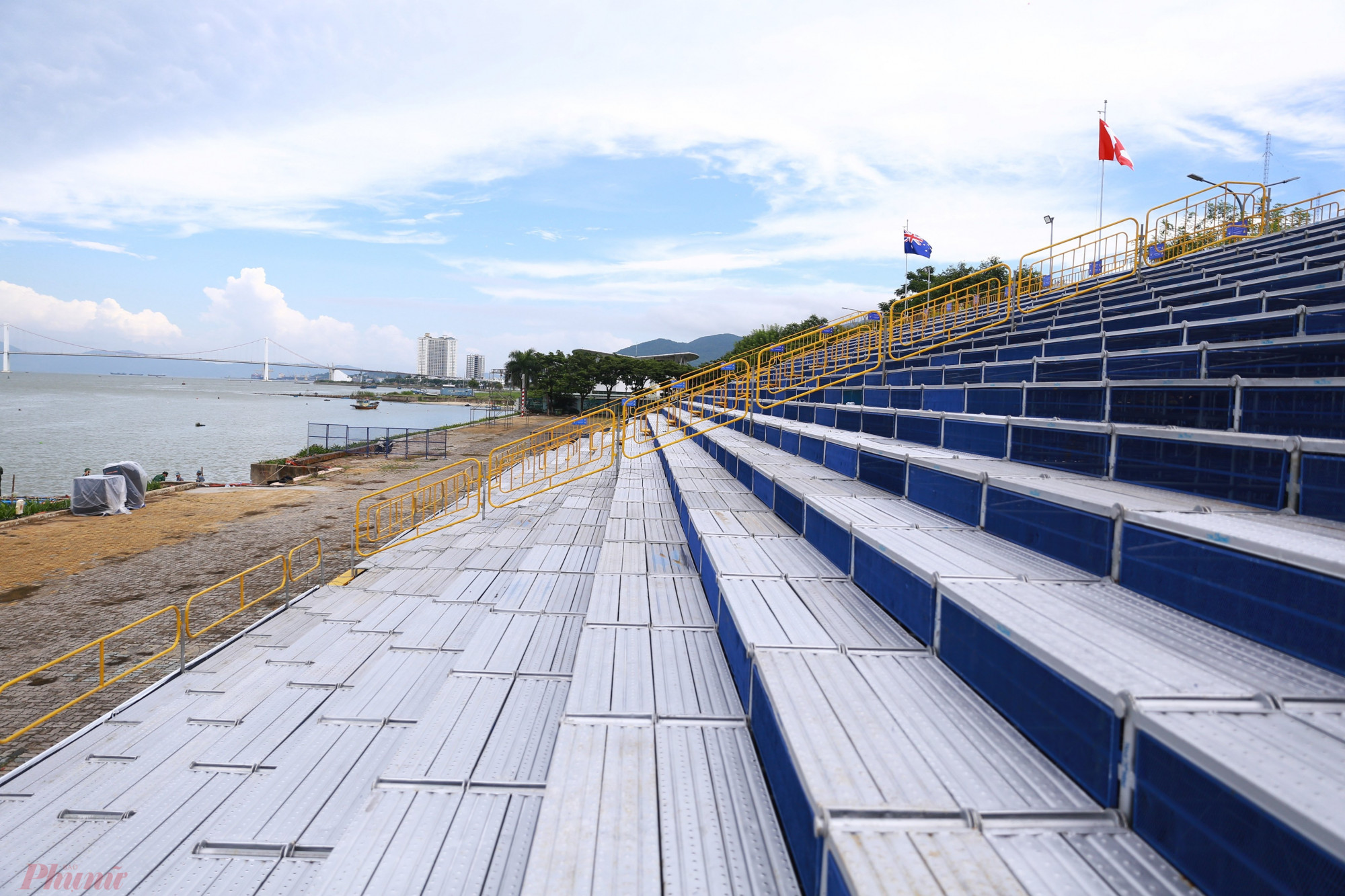 Khu vực khán đài và sân khấu nằm đối diện với bãi bắn phía bên kia sông Hàn cũng đang gần hoàn thiện