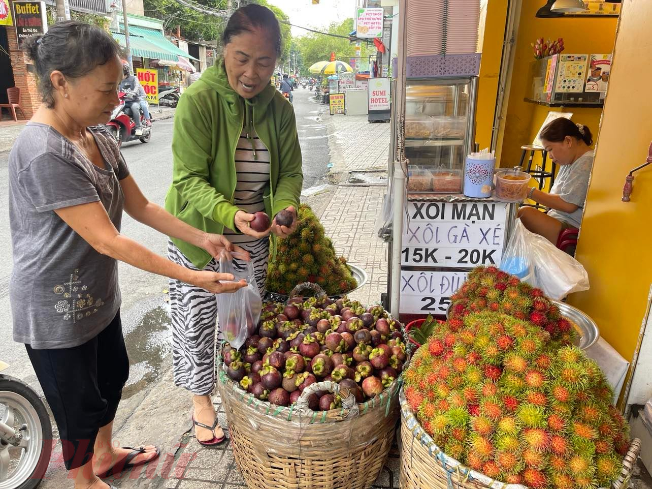 Điểm bán lẻ chôm chôm, măng cụt  trên đường số 8, phường 11, quận Gò Vấp, TPHCM - Ảnh Nguyễn C