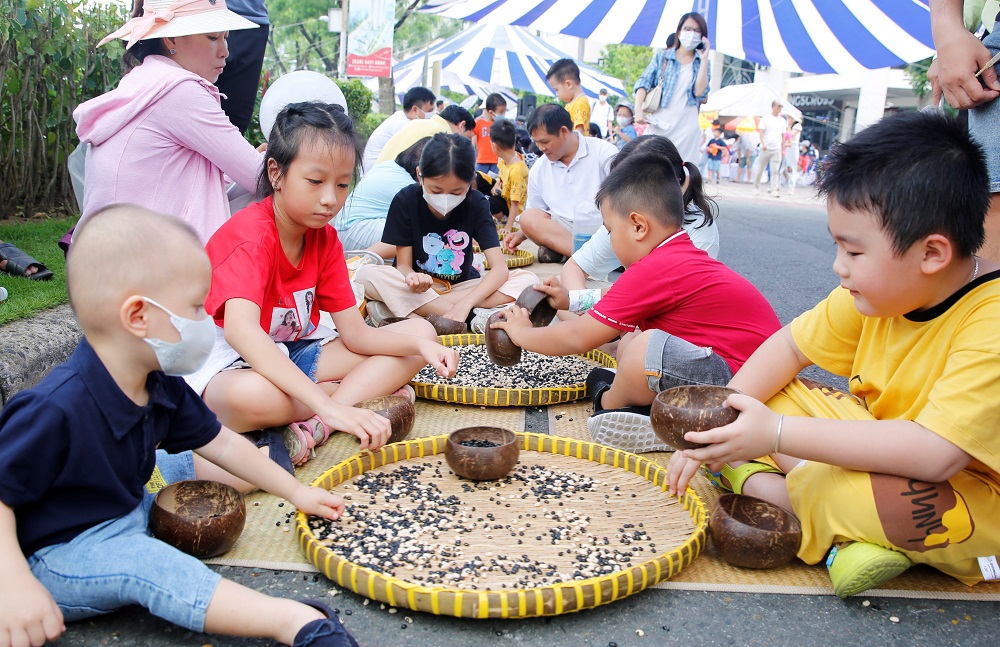 Những trò chơi dân gian như ô ăn quan, lựa đậu … không chỉ thu hút các bé mà còn có sự tham gia của các phụ huynh, mang lại những khoảnh khắc gia đình đáng yêu trong ngày hội - Ảnh: PMH