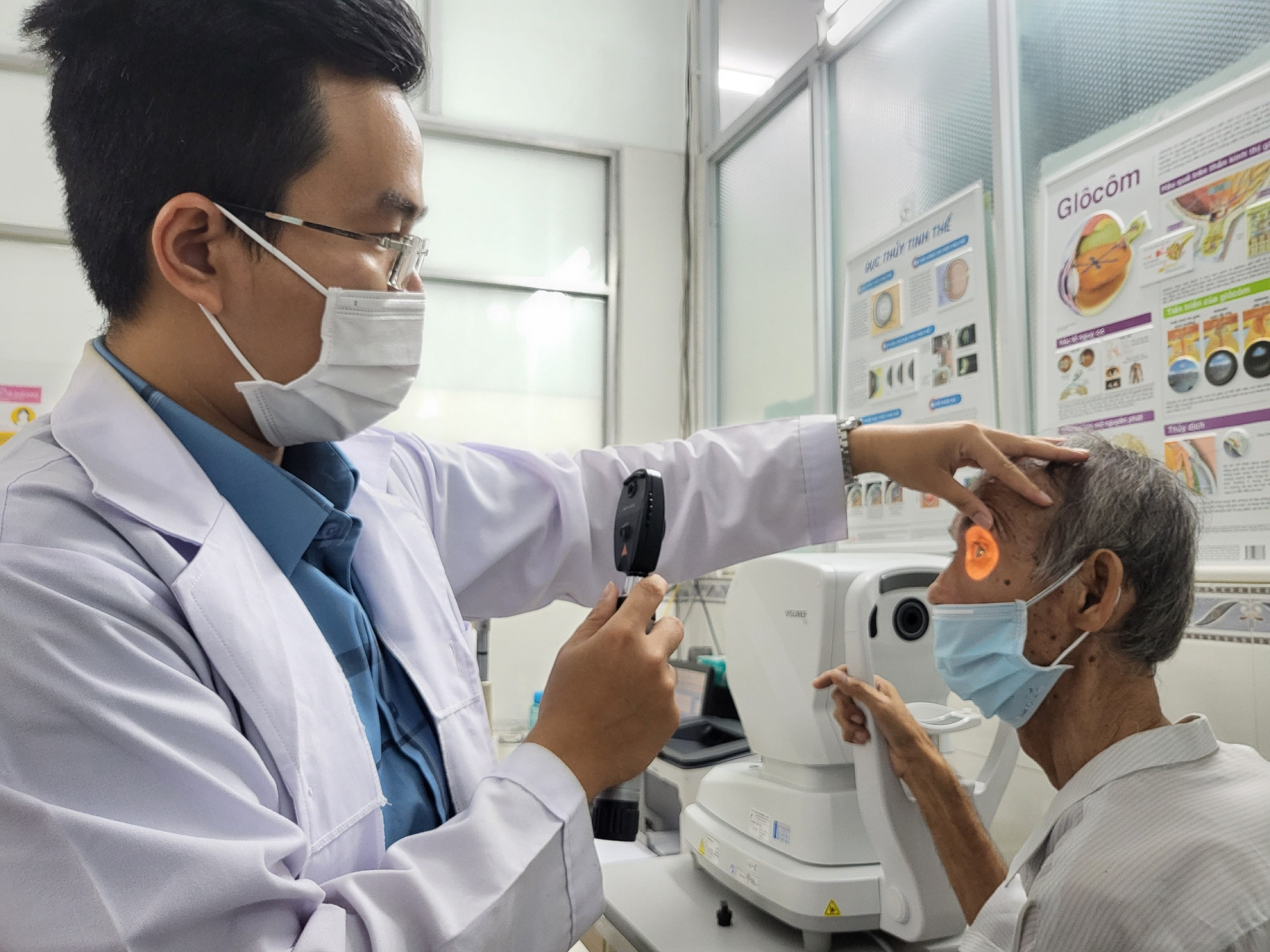 Bác sĩ Quang kiểm tra mắt cho ông S., mắt trái của ông đã mù hoàn toàn