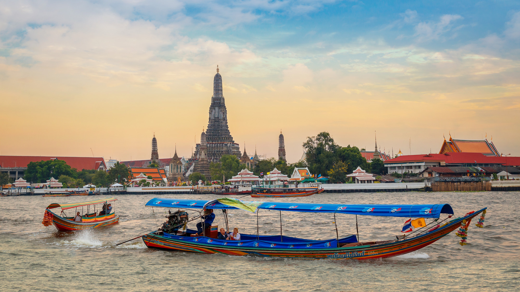 Sông Chao Phraya hay còn được nhắc đến với cái tên Sông Mê Nam. Là một trong những dòng sông lớn mang đậm nét huyền thoại của Thái Lan. Trong những vùng đất dòng sông này đi qua, nổi tiếng nhất phải kể đến khúc sông chảy qua trung tâm thành phố Bangkok. Với hai bên bờ nơi dòng sông chảy qua là những ngôi nhà cao tầng, cùng nhiều đền chùa nổi tiếng của Bangkok, đã tạo cho nơi đây một cảnh đẹp vô cùng thơ mộng mà hiếm nơi nào có được.