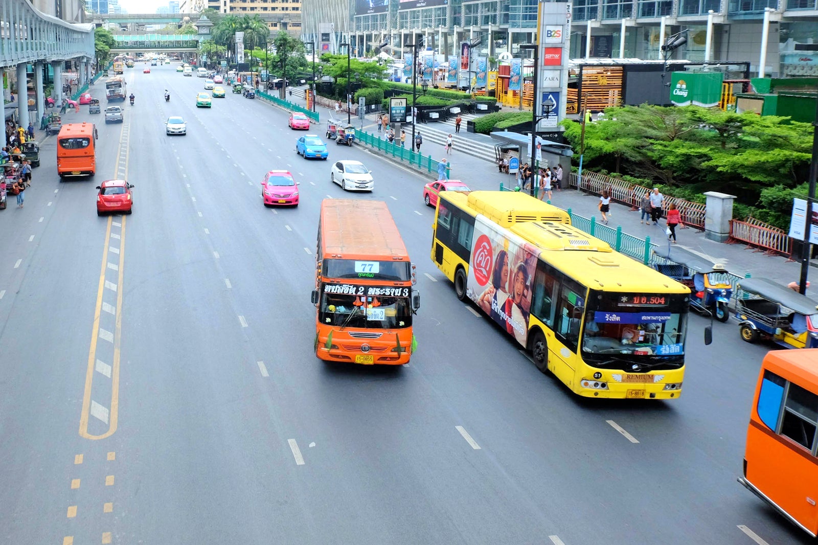 Nếu bạn đã từng nhìn thấy một con đường ở Bangkok không có lưới điện, bạn có thể chuyển từ tàu điện sang xe bus - có khoảng 1.400 chiếc xe bus đang chạy dọc Bangkok. 