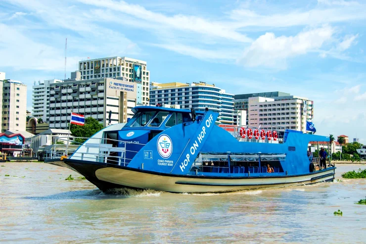 Có khá nhiều sôThuyền trên sông là cách tốt nhất để đi du lịch; bạn sẽ thấy vô số điểm tham quan và đánh giá cao những làn gió mát. Đầu tiên, hãy tìm đường đến Bến tàu Sathorn, còn được gọi là Bến tàu Trung tâm, (đi đến tại trạm BTS Saphan Taksin) và kiểm tra nhiều nhà khai thác thuyền. Công ty Chao Phraya Express Boat có khoảng 65 chiếc thuyền hoạt động trên bốn tuyến đường - cờ cam, cờ xanh lá cây và cờ vàng và một tuyến đường được gọi đơn giản là “không có cờ”! Đường cờ màu cam cung cấp hành trình toàn diện nhất, dừng lại ở khoảng 28 bến tàu. Cầu tàu phía bắc Sathorn được đánh dấu N; những phía nam được đánh dấu S, với nhiều điểm tham quan nằm ở phía bắc. 