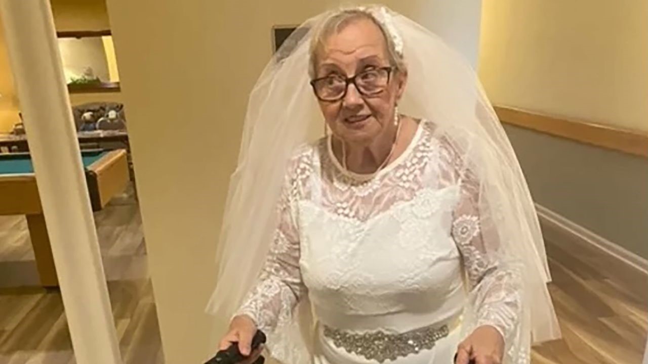 Bà Dorothy Dottie Fideli trong buổi hôn lễ với chính mình vào Ngày của Mẹ năm nay, tại cộng đồng hưu trí ở thị trấn Goshen, bang Ohio, Hoa Kỳ – Ảnh: Donna Pennington