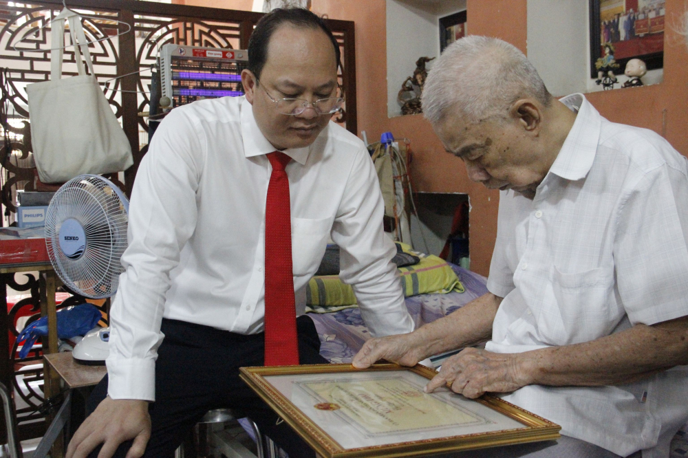 Năm nay đã 90 tuổi nhưng cụ ông Lục Nghĩa vẫn minh mẫn, đọc sách và nghe đài mỗi ngày.