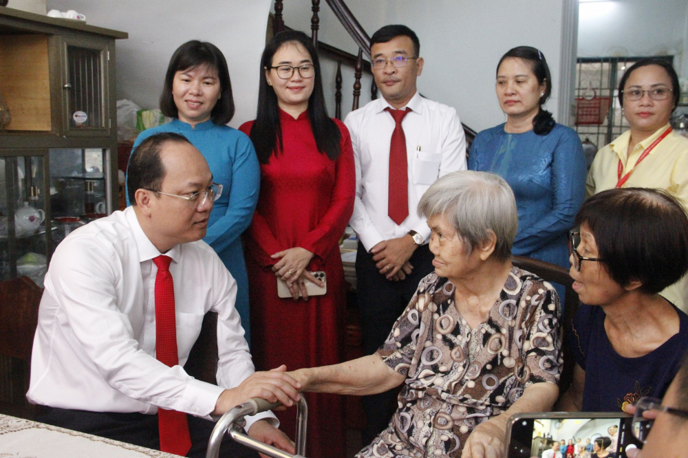 Phó Bí thư Thành ủy TPHCM Nguyễn Hồ Hải thăm hỏi, mừng thọ cụ bà Nguyễn Cẩm Hồng