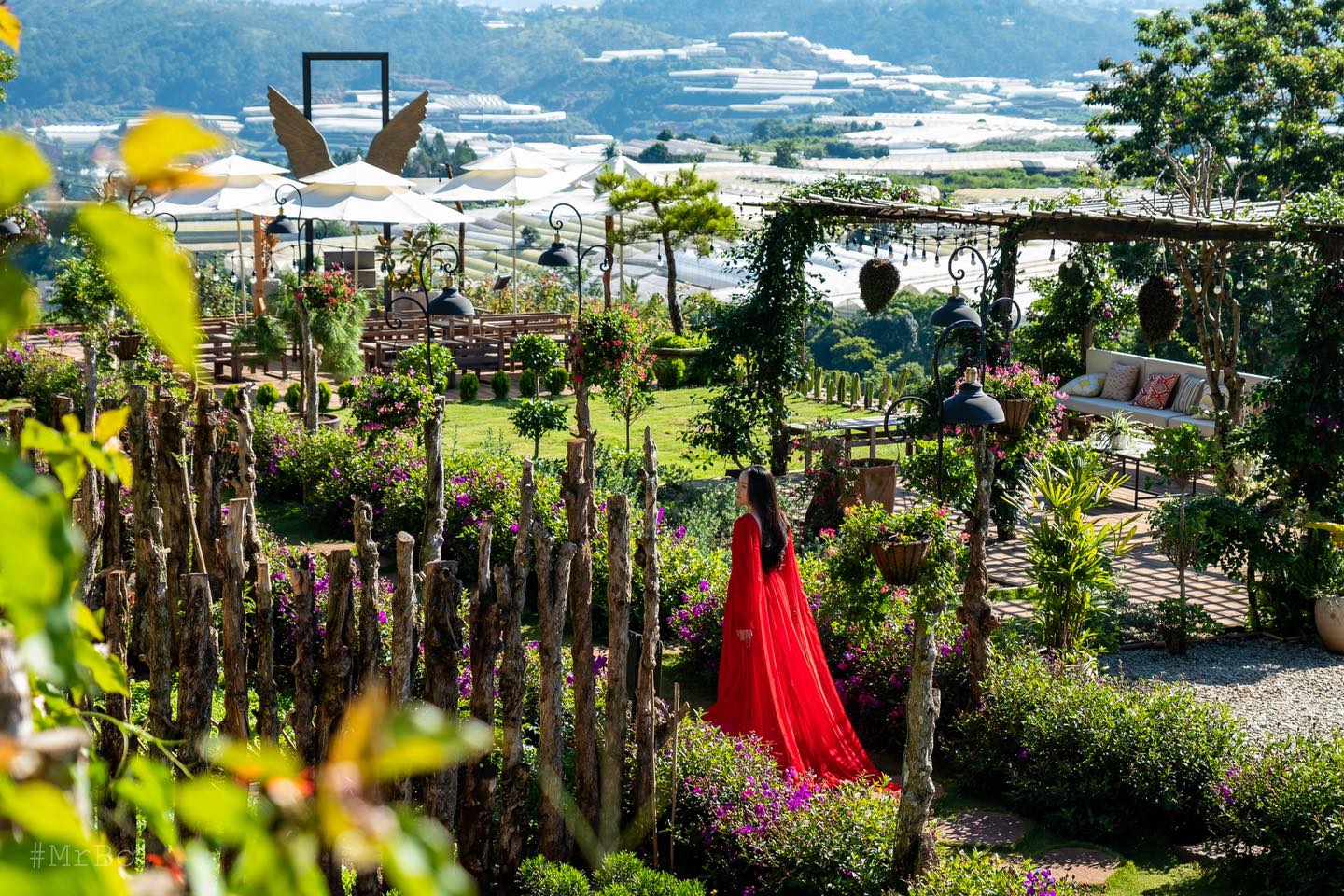 Đúng với cái tên Vạn Thành Hill. Quán là một ngọn đồi xinh xắn nằm trong làng hoa Vạn Thành. Tọa lạc tại địa chỉ Đường Cam Ly, Phường 5, TP. Đà Lạt. Được mệnh danh là quán cafe Đà Lạt thu nhỏ. Vì nơi đây bạn có thể ngắm mọi thứ của Đà Lạt. Như những luống hoa đủ màu sắc hay rừng thông bát ngát, view nhà lồng,… Được thiết kế mang hơi hướng Châu Âu. Quán cafe bao gồm nhiều hạng mục như hồ bơi vô cực, nhà hàng, sân vườn,…