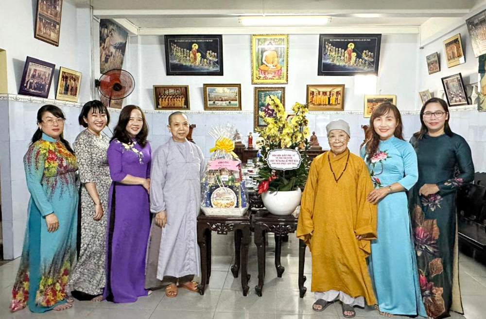 Chị Trịnh Thị Thanh - Phó chủ tịch Hội LHPN TPHCM - đến thăm ni sư Thích Nữ Huệ Từ và chùa Giác Tâm