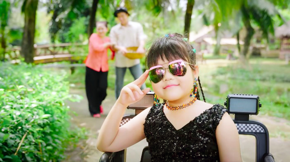 Bé Minh Vy trong MV Bông đào là em (ảnh chụp màn hình)
