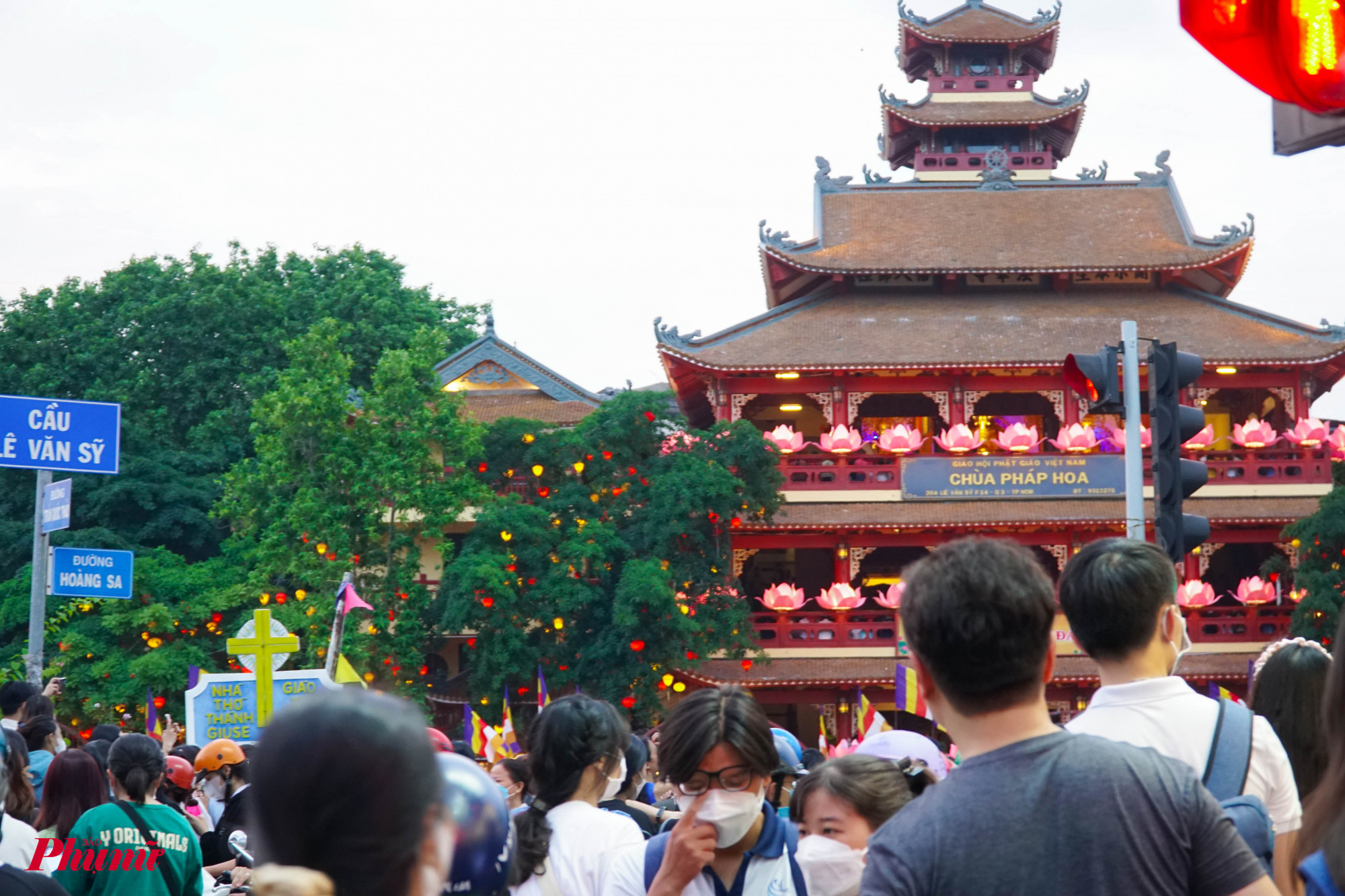 Đến gần 18g, chùa Pháp Hoa lung linh đón khách thập phương về viếng chùa