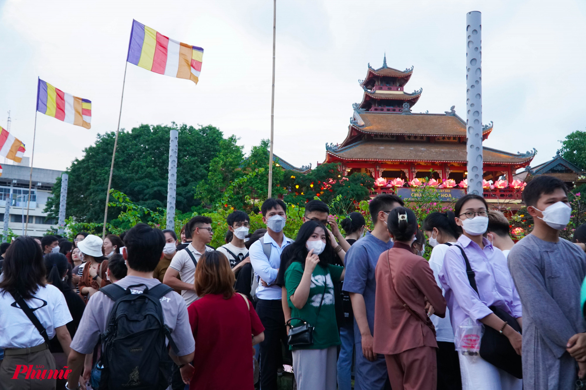 Trên cầu Lê Văn Sỹ, nhiều người đứng cạnh thành cầu để theo dõi buổi thả hoa đăng