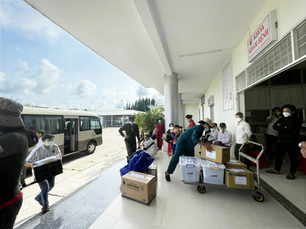 Tất cả sản phẩm đem tặng người dân nghèo của Bệnh viện Lê Văn Thịnh đều được kiểm soát và tuân thủ theo Thông tư 30 của Bộ Y tế - ẢNH: T. A.