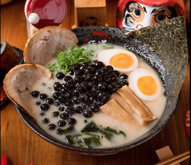ramen trà sữa trân châu Trở lại năm 2019, hai nhà hàng mì ramen – Menya Musashi và Kanzan Menya ở Hồng Kông – đã gây sốt với món tsukemen trà sữa trân châu (ramen nhúng), chỉ giới hạn 10 phần ăn mỗi ngày. Nước chấm đặc thường đi kèm với tsukemen được thêm trân châu bột sắn, lá trà đỏ và sữa đậu nành để bắt chước loại đồ uống nổi tiếng.