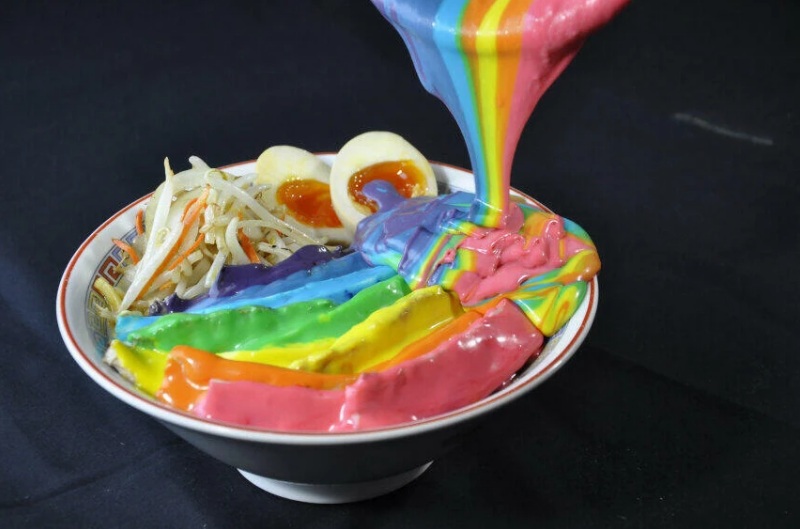 Happy Rainbow Ramen được sáng tạo bởi một nhà hàng Nhật Bản lâu đời, chứ không phải là từ một cửa tiệm mới nổi. Ngày 8/12 vừa qua, chuỗi cửa hàng ramen 60 năm tuổi ở Nhật Bản đã tung ra món Happy Rainbow Ramen độc đáo. Một số người tò mò nên đã đến ăn thử và có nhiều phản ứng bất ngờ.    Món ramen này sử dụng nước súp miso truyền thống, cầu vồng trên sợi mì thực chất là nước sốt phô mai 7 màu. Quản lý cửa hàng này cho biết, đối với nhiều người, năm 2020 là một năm buồn bã và ảm đạm, họ hy vọng có thể xóa tan cảm xúc tiêu cực của thực khách thông qua món ramen đầy màu sắc này.    Một số cư dân mạng sau khi nếm thử cho biết, nước sốt phô mai sẽ hòa vào nước súp trong quá trình ăn mì, khi trộn với nhau sẽ có màu xanh đậm. Mặc dù hình thức món ăn bây giờ kém hấp dẫn đi so với ban đầu, nhưng hương vị của nó rất tuyệt vời, người ăn sẽ không thể cưỡng lại được.