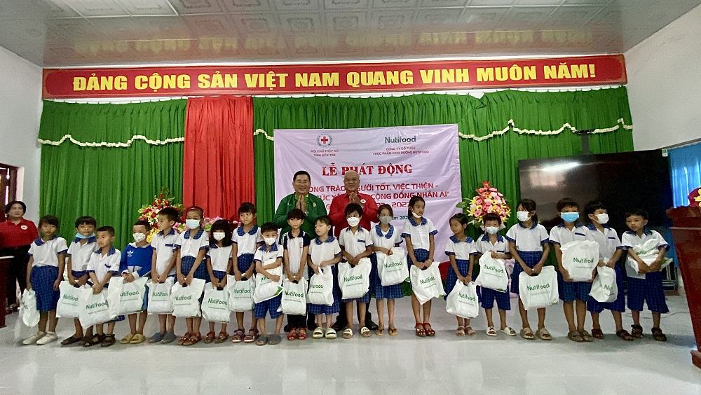 Nutifood trao sữa cho các học sinh tại Trường tiểu học Nguyễn Thị Lang, huyện Bình Đại, tỉnh Bến Tre ngày 26/5 - Ảnh: Nutifood