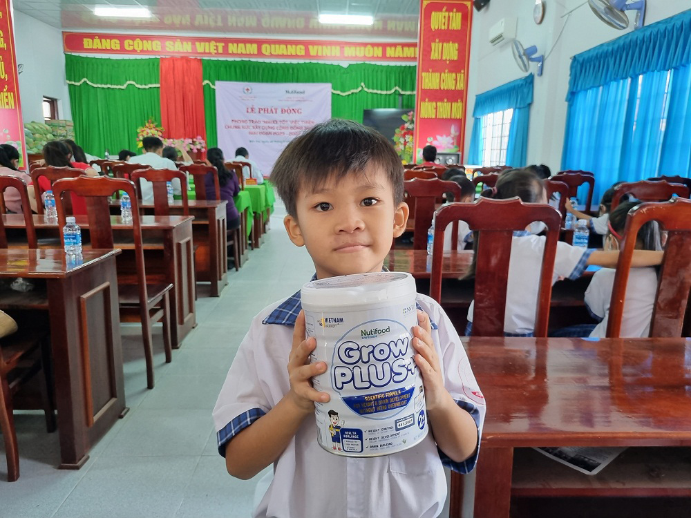 Bé Nguyễn Hoàng Thanh vui mừng khoe phần sữa nhận được từ Nutifood - Ảnh: Nutifood