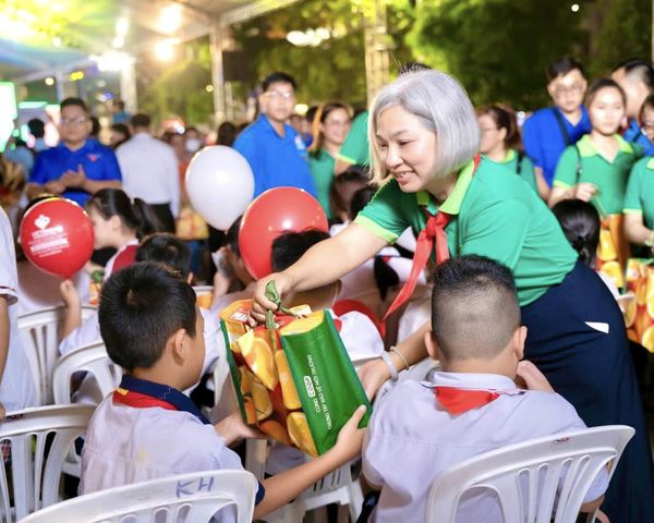 Co.op Food trao quà cho các bé thiếu nhi - Ảnh: Saigon Co.op
