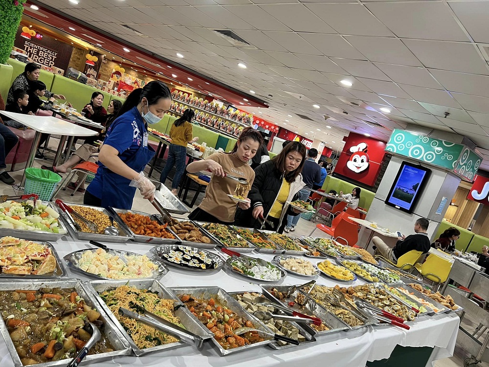 Buffet chay tại Co.opmart thu hút khách hàng - Ảnh: Saigon Co.op